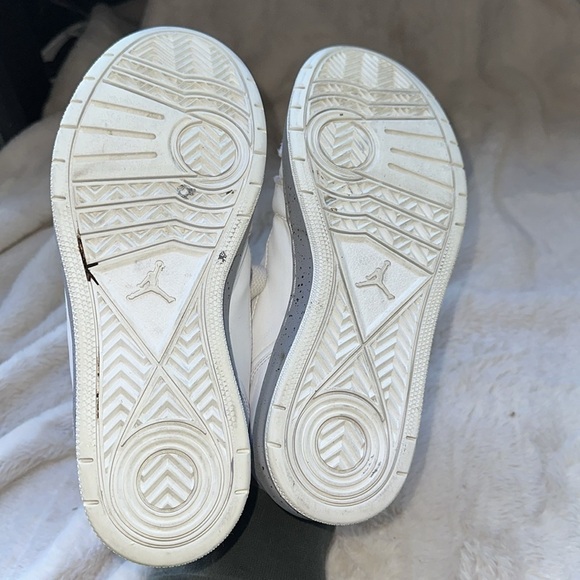 Jordan Classic Low Color White – Cement Size 7.5 - Picture 14 of 15